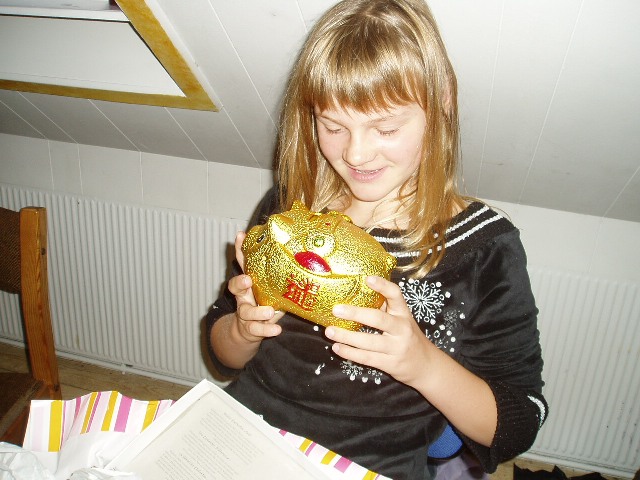 Pernille fik en sparegris af Alina :)